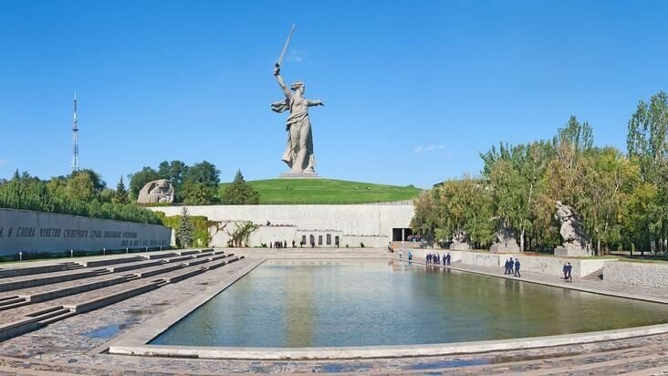     В субботу, 19 ноября Волгограду вернули его историческое наименование — Сталинград. Правда, прежнее название город получил всего лишь на сутки — в День начала разгрома фашистских войск в Сталинградской битве