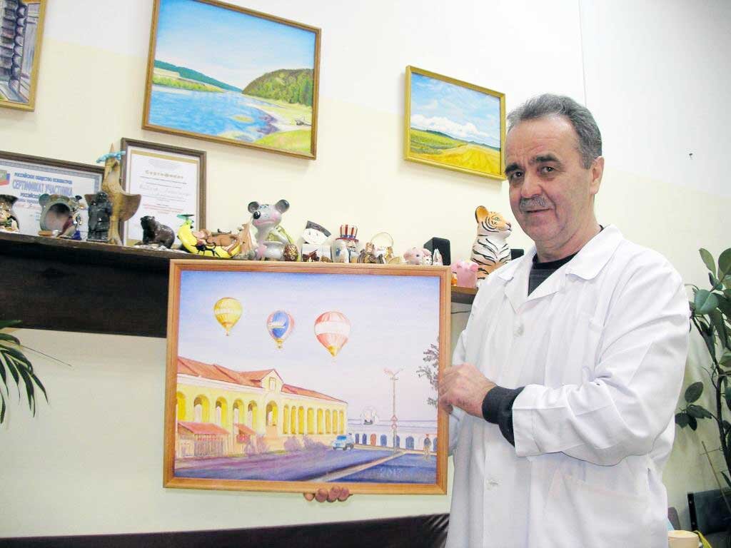 Александр Максимович Пибаев показывает свою картину с видами Кунгура