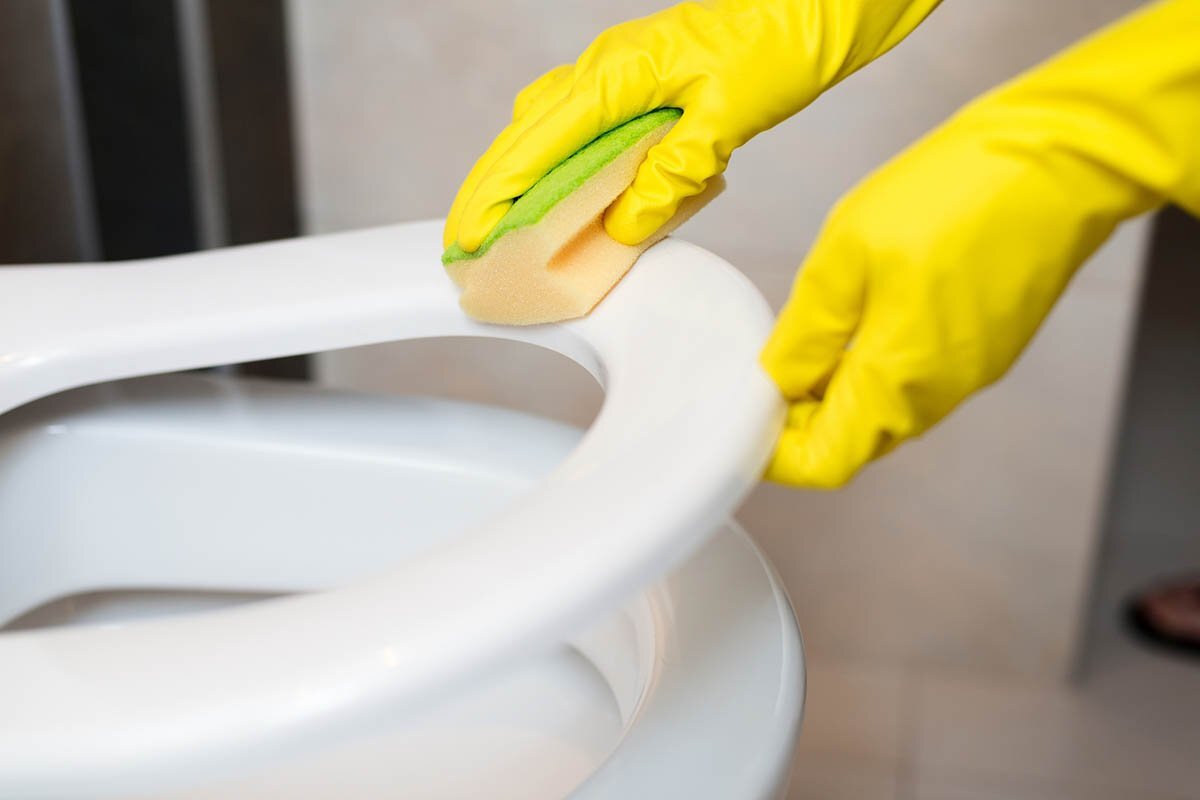Recientemente una amiga me llamó y se quejó de que le tomaba una hora limpiar el baño. Para ser honesto, no entiendo qué puedes hacer allí durante tanto tiempo. Para mí, limpiar el baño me lleva 15 minutos, no más.-3