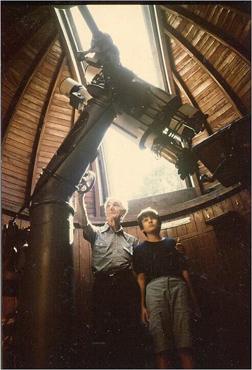 Владимир Бенишек (справа) и его дедушка Милорад Протич (слева) в Астрономической обсерватории Белграда в 1987 году.