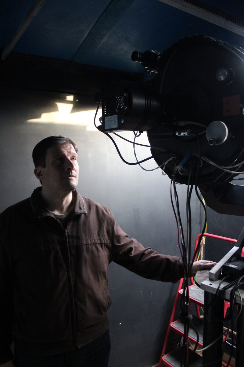 Владимир Бенишек со своим 36-сантиметровым телескопом в Сопотской обсерватории к югу от Белграда, Сербия.