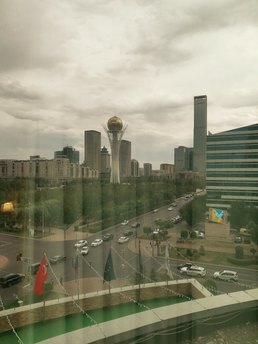 Вид из окна на Байтерек через тонированное стекло