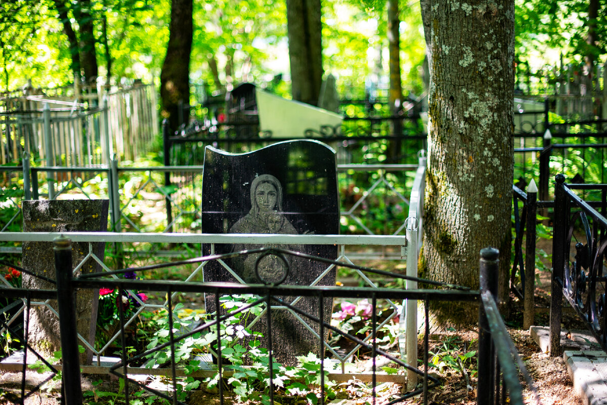 Обед после кладбища. Кладбище. Церковное кладбище. Кладбище или кладбище. Кладбище рядом с Зеленоградом.
