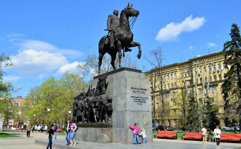 Памятник полководца в москве. Памятник Кутузову в Москве на Кутузовском проспекте. Памятник Михаилу Илларионовичу Кутузову.