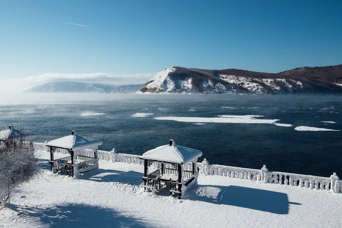 Поселок Листвянка на Байкале