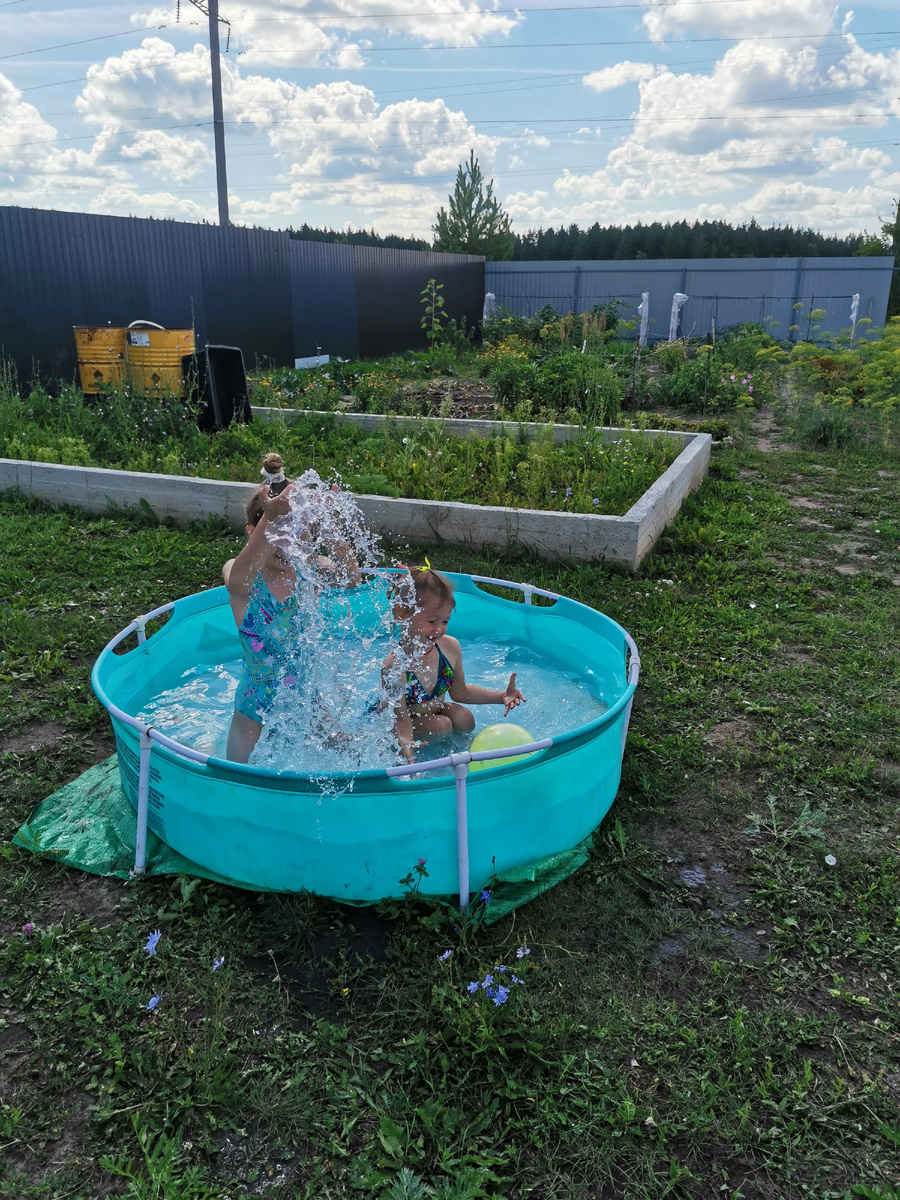 Дети умеют радоваться простым вещам. Как на море, говорят, покупавшись в бассейне