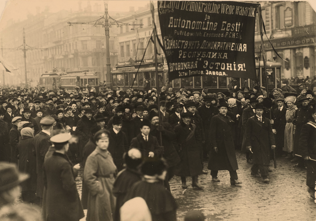 Рис. 2. Демонстрация петроградских эстонцев. На транспаранте надпись на эстонском и русском языках «Да здравствует Демократическая Республика и автономная Эстония. Эсты Путиловского завода». Петроград. 26 марта (8 апреля) 1917 г. 