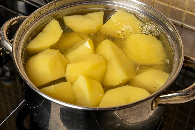 Картофель в кипящую воду или в холодную. Boiled Potatoes. Как понять когда картошка закипела. Сколько времени варится картошка в кипящей воде кусочками.