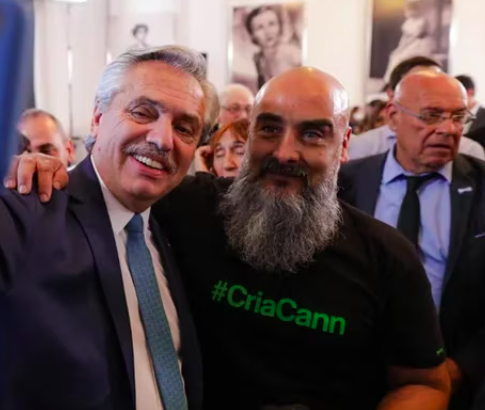 Президент Аргентины  в объятиях коноплянного лобби:)