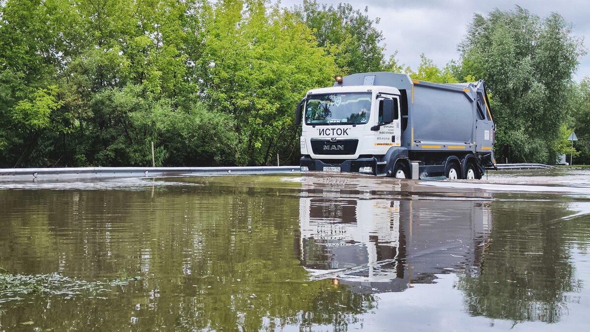     Населенный пункт Покровка оказался затоплен и МЧСв данный момент продолжает эвакуировать людей. На некоторых улицах уровень воды превышает метровую отметку.