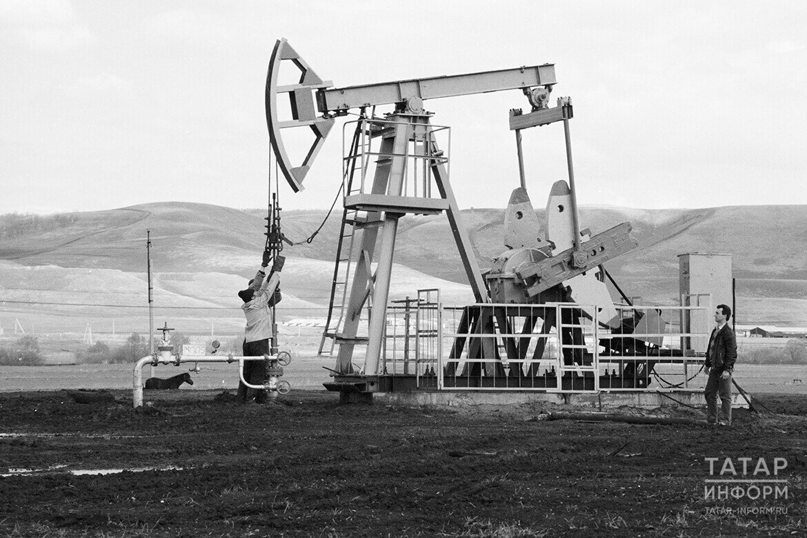 1980 елларда артык күп җитештерү кризисы аркасында нефть бәясе түбән тәгәрәде.Фото: © Рамил Гали / «Татар-информ»