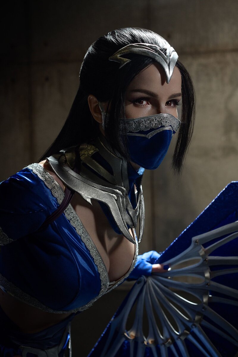 Косплей на Китану из Mortal Kombat. Косплеер: Kitana. Фотограф: makks • tobi. Источник: vk.com/kitanasherwarcos   📷