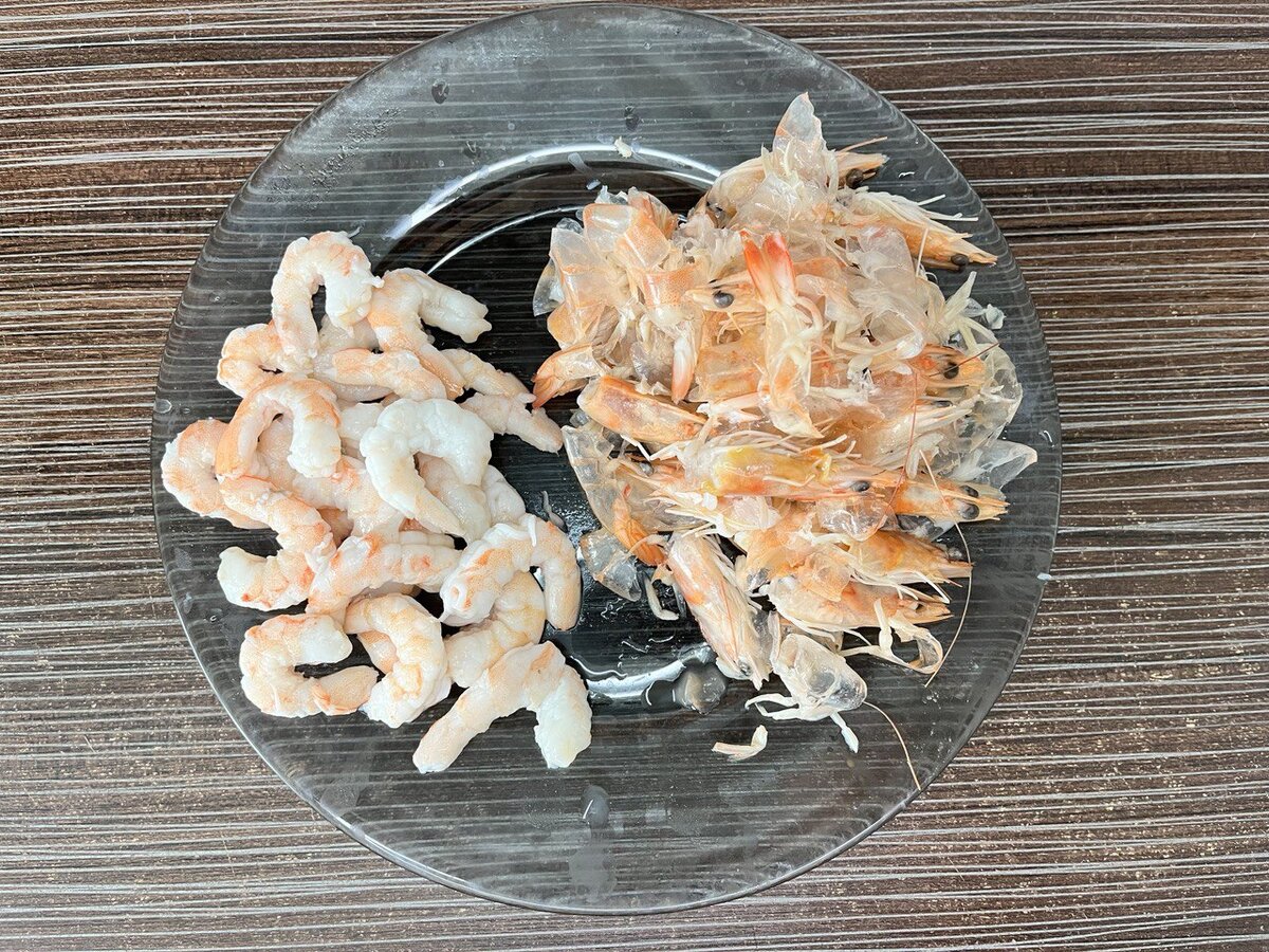 Очищаем креветки