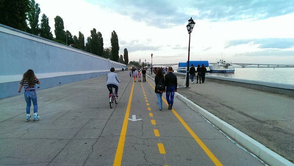 Многократные нарушения пешеходного движения  на главной Саратовской набережной 