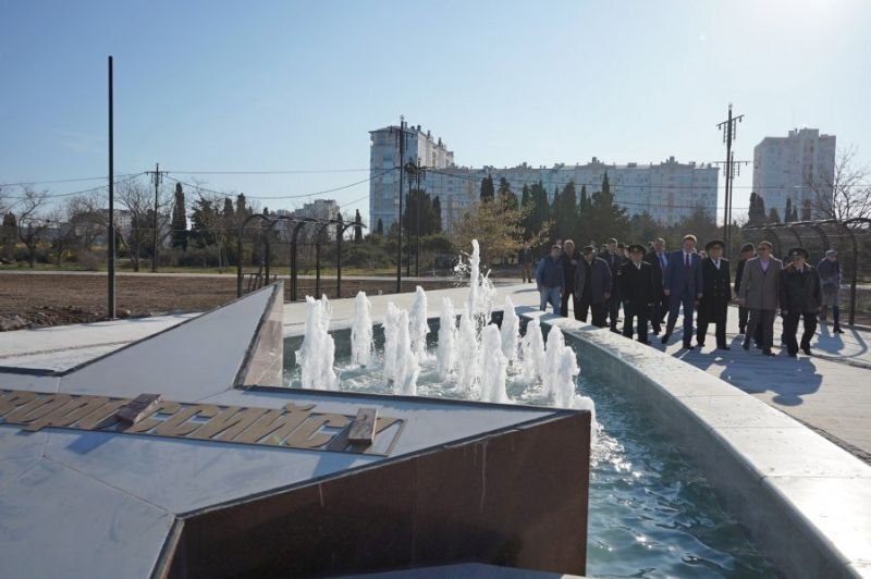 Губернатор Севастополя с группой ветеранов в парке Победы. Фото: sev.gov.ru.