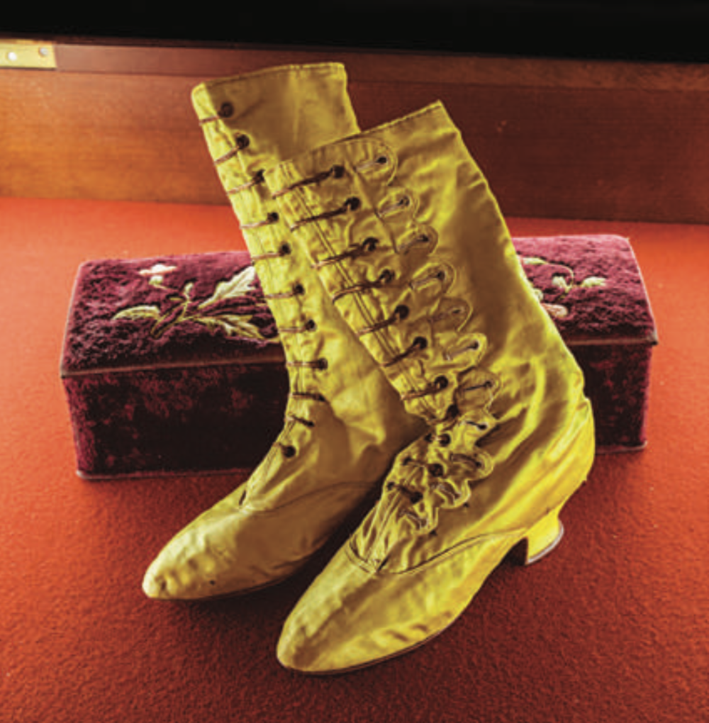 Коробка для грима и сценические сапожки Анны Павловой. 1920-е годы