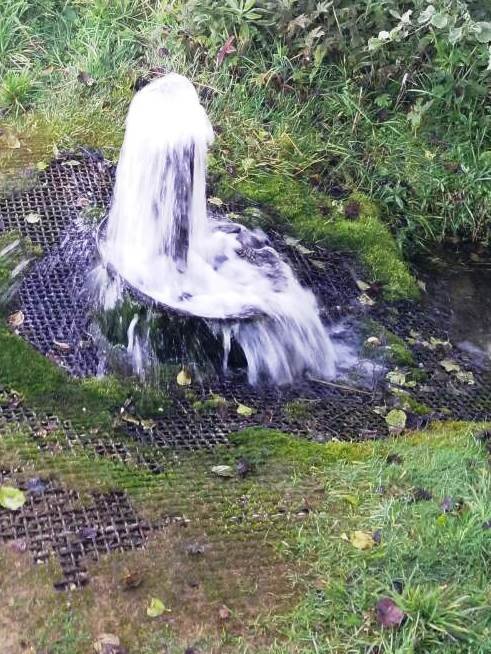 Артезианские воды вытекают из скважины под действием избыточного давления в водоносном слое.