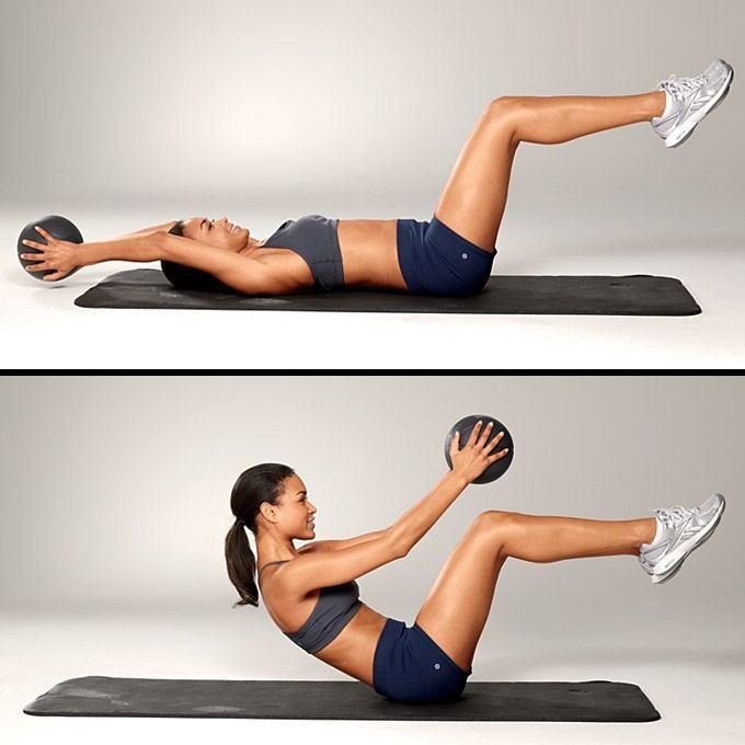 Примите положение лежа на полу лицом вверх. Колени согните. Утяжеленный мяч держите прямыми руками над грудью. Сохраняя вертикальное положение рук, изолированным усилием пресса поднимите плечевой пояс кверху, сохраняя контакт поясницы с полом. Сделайте в верхней точке отчетливую статическую паузу. 