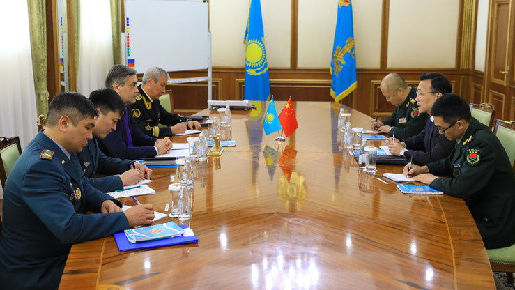 Министр обороны Казахстана Нурлан Ермекбаев и посол Китая в Казахстане Чжан Сяо на встрече в Астане 16 ноября 2018 г. [Министерство обороны Казахстана]