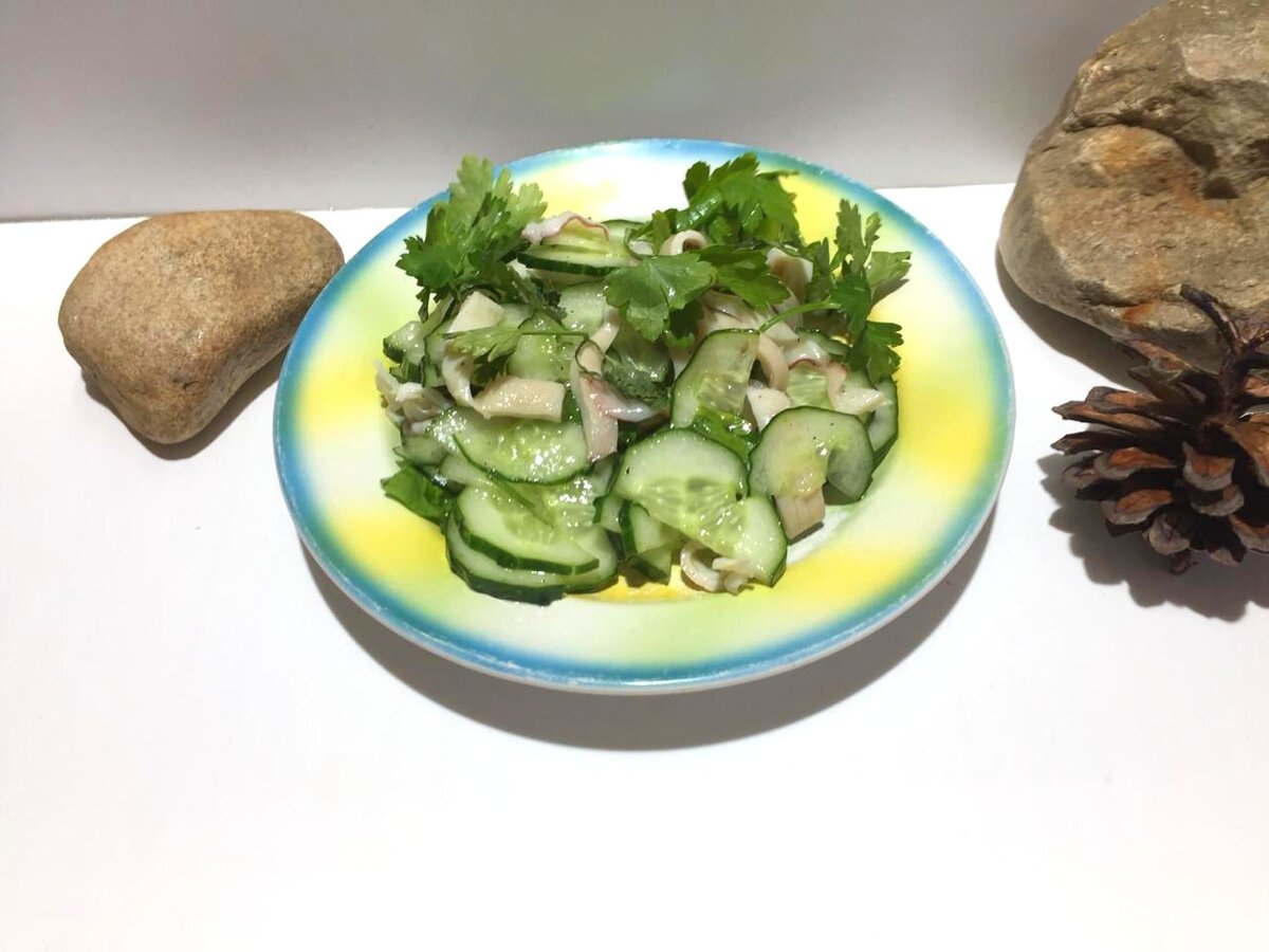 Салат из кальмаров и огурцов
