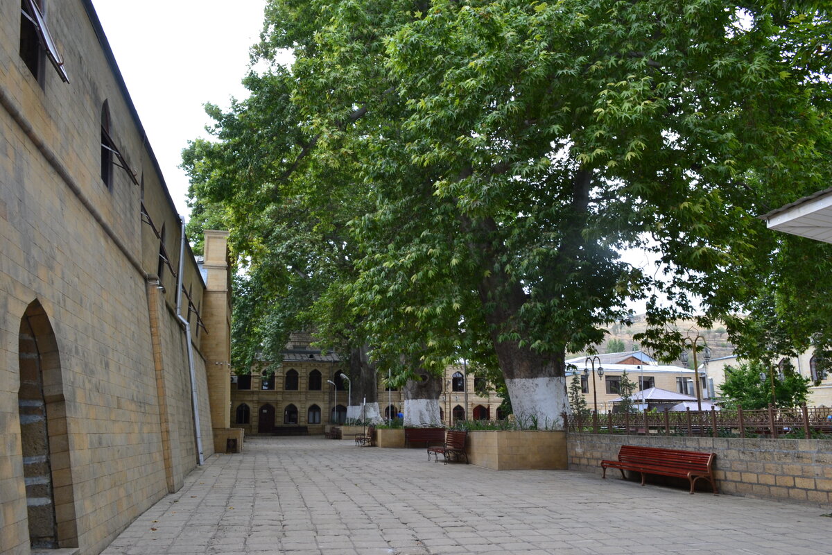 Со всех сторон уютный двор мечети окружен мощной стеной 