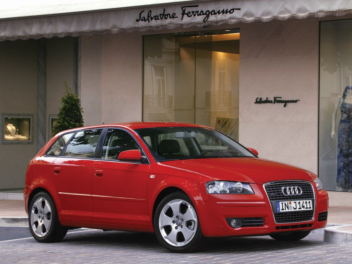 Audi A3 второго поколения выпускалась с 2003 по 2012 гг. Рестайлинг, проведенный в 2005 году, серьезно изменил внешность "трешки". Распознать обновленный автомобиль легче всего по выросшей радиаторной решетке. В техническом плане А3 осталась прежней.