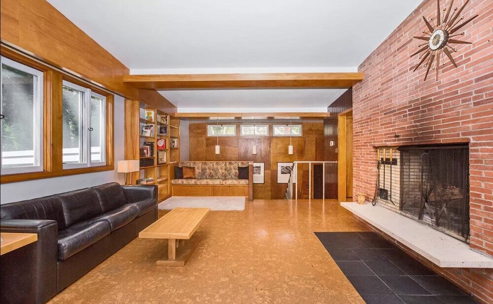 На фото: гостиная с пробковым покрытием пола