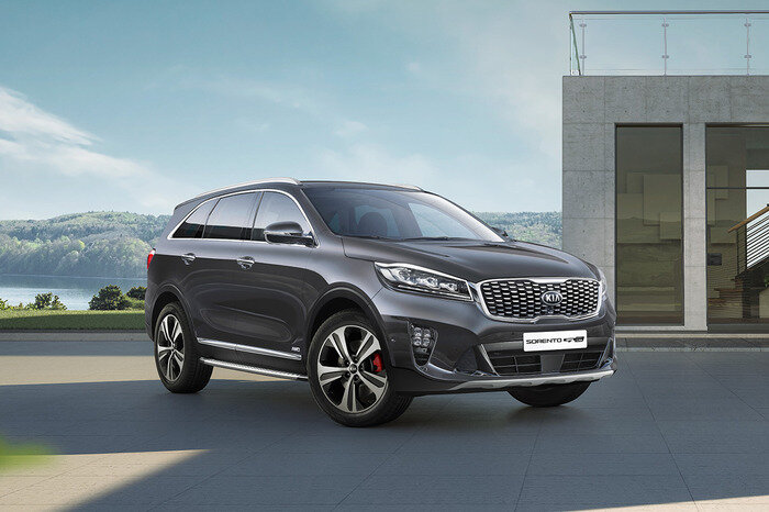 Kia Sorento Prime получился на редкость сбалансированным автомобилем. Кроссовер неплохо едет, хорошо оснащен, солидно выглядит и имеет конкурентоспособную цену. 
Но сегодня не об этом. Сегодня у нас Kia Sorento Prime и пусть внешне или технически это далеко не самый яркий автомобиль в современной модельной линей южнокорейского бренда, именно этот кроссовер один из самых удачных примеров проявления философии, скрупулезного подхода и поступательного развития компании Kia.

Только появившись на российском рынке Sorento Prime (приставку Prime ввели специально для нашего рынка, т.к. автомобиль продается параллельно с пятиместным кроссовером предыдущего поколения) тут же породил главный вопрос: «Киа? За 2 миллиона? За что?!». Да, четыре года назад нашему обывателю было трудно свыкнуться с тем, что корейский автомобиль может стоит более 2 млн рублей, но прошло пару лет и Sorento Prime обогнал по продажам своего недорогого предшественника, а в нынешних российских реалиях цены на топовые версии Sorento Prime вплотную приблизились к отметке в 3 млн рублей, но автомобиль по-прежнему неплохо продается.

Золотая середина для Sorento - это, конечно турбодизель. Бензиновый четырехцилиндровый мотор подойдет для тех, кому сэкономленные 180-200 тыс рублей важнее динамики разгона и удобства управления тягой, ну а могучий бензиновый V6, напротив, устроит притязательных клиентов, кого дизель не устраивает, а расход топлива не имеет значения.