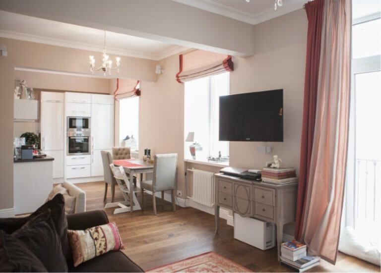 [caption id="attachment_383" align="aligncenter" width="800"] Объединенная гостиная с кухней в сталинке[/caption][caption id="attachment_384" align="aligncenter" width="799"] Вид с другого ракурса[/caption]