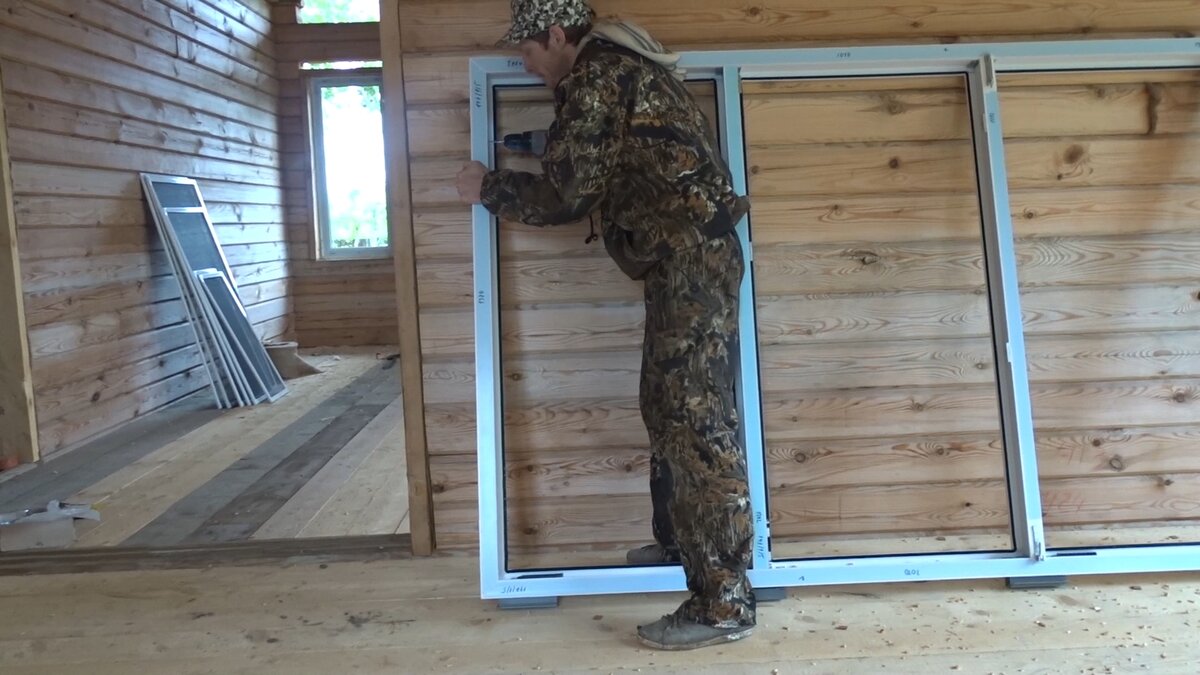 Установка окон в деревянном доме/Монтаж пластикового окна в обсаду ...