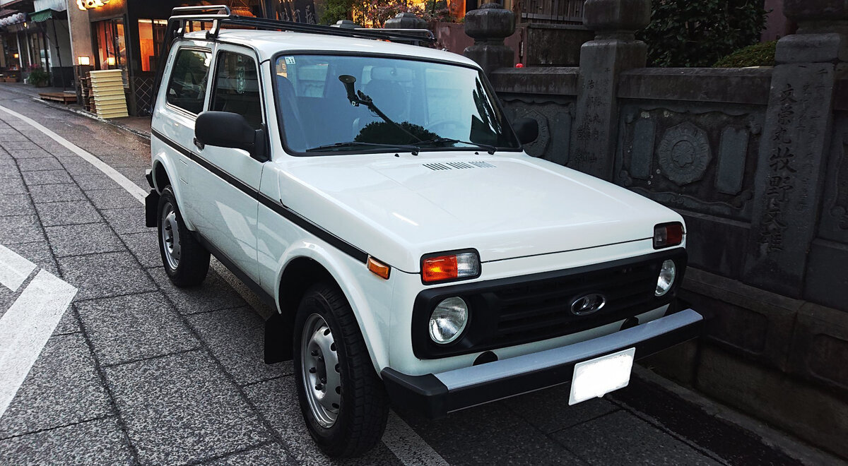 Такой Lada 4x4 была сразу после покупки, на бампере видно "квадратный" японский номерной знак