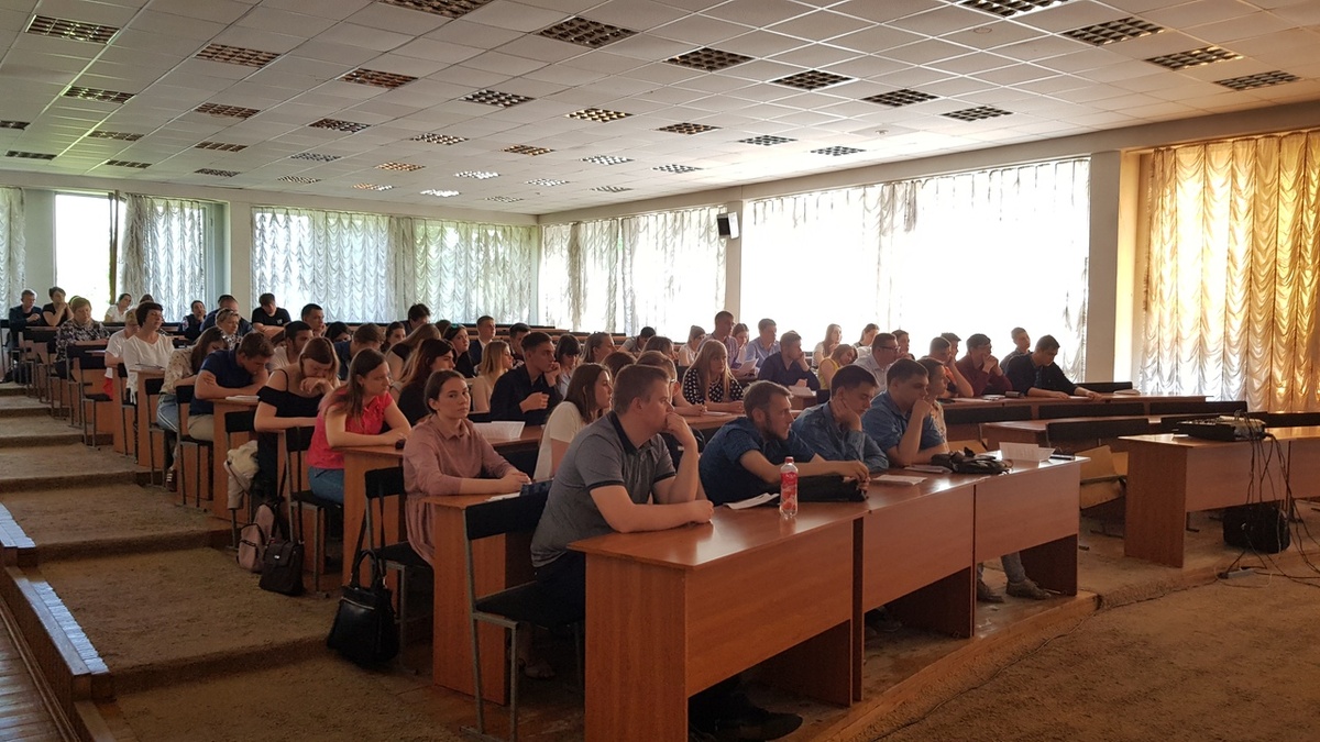 
       5 лет назад зародился проект «Киберпатруль», который в настоящее время обрел статус регионального. Проект ориентирован на выявление незаконного контента в сети интернет. Активисты «Киберпатруля» так же организовывают профилактические мероприятия по противостоянию экстремистским группировкам и террористическим организациям. 10 молодых людей из различных курских ВУЗов начали с того, что выявляли наркорекламу в сети интернет и таким образом сотрудничали с наркоконтролем. Затем ребята вышли на другие правоохранительные органы, с которыми так же состоялось плодотворное сотрудничество. Кирилл Бурых- руководитель регионального антикризисного проекта «Киберпатруль». На конференции молодой человек выступил с актуальным вопросам развития экстремизма и терроризма и о том как сейчас обеспечивается безопасность в социальных сетях 
        Кирилл Бурых: «Сейчас нашей главной задачей является максимальное выявление незаконных контентов. Это и наркореклама. экстремизм и терроризм, призывы к суициду, насилие, кибербуллинг, троллинг и различные новые движения, которые постоянно появляются и развиваются в геометрической прогрессии. Уже 2 года подряд мы начали проводить уроки безопасного поведения в сети интернет, в школах. Это наше авторское мероприятие, которое мы проводим в форме дискуссии. Обсуждаем со школьниками то, что они постят, что комментируют, лайкают, рассматривают в социальных сетях . Всё это делает из них марионеток, других людей и, в конце концов это начинает ими управлять. Мы рассказываем им о том как этому противостоять и как обеспечить свою личную безопасность в социальных сетях. За 2 года «Киберпатруль» прошел более 50-ти учреждений, с общим охватом более 5000 учеников. На собрания приходят ребята, которые хотят показать свою активную гражданскую позицию и высказать своё мнение о том, что они против всей этой гадости в интернете». Нужно отметить, что за 5 лет деятельности активисты сообщества выявили 2000 незаконных, вредоносных ссылок. 