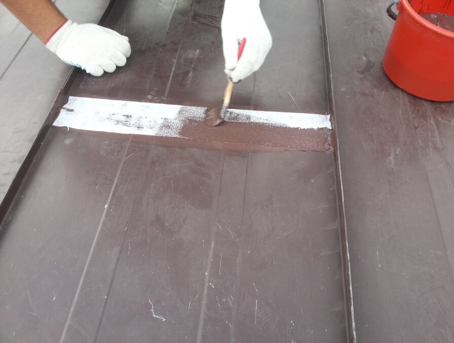 Нанесение мастики ACRILET 198 на ленту LYTREN 100 кисточкой