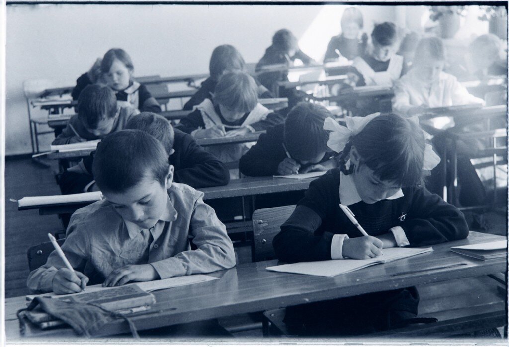 уроки в школе 5 класс. ученики в школе. советский класс в школе. школьники за партой. советская школа.