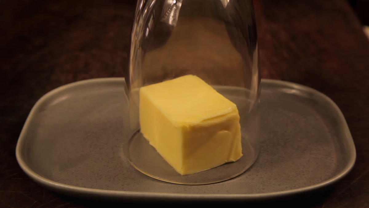 Как заморозить сливочное масло. Масло под стаканом. Стакан сливочного масла. Масло в микроволновке. Сливочное масло в стаканчике.