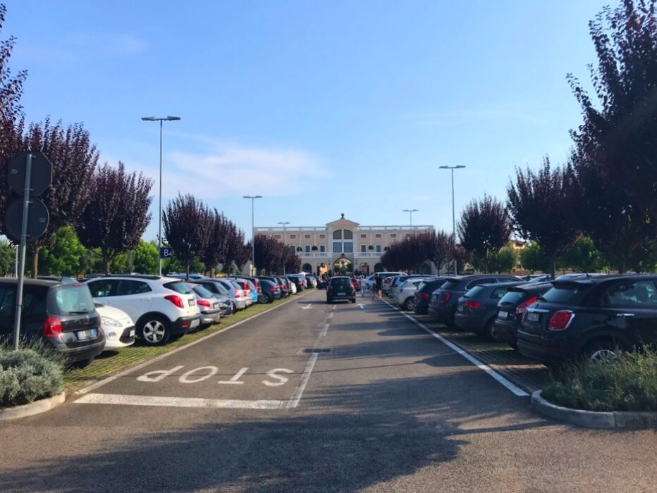 В аутлете La Reggia отличная парковка