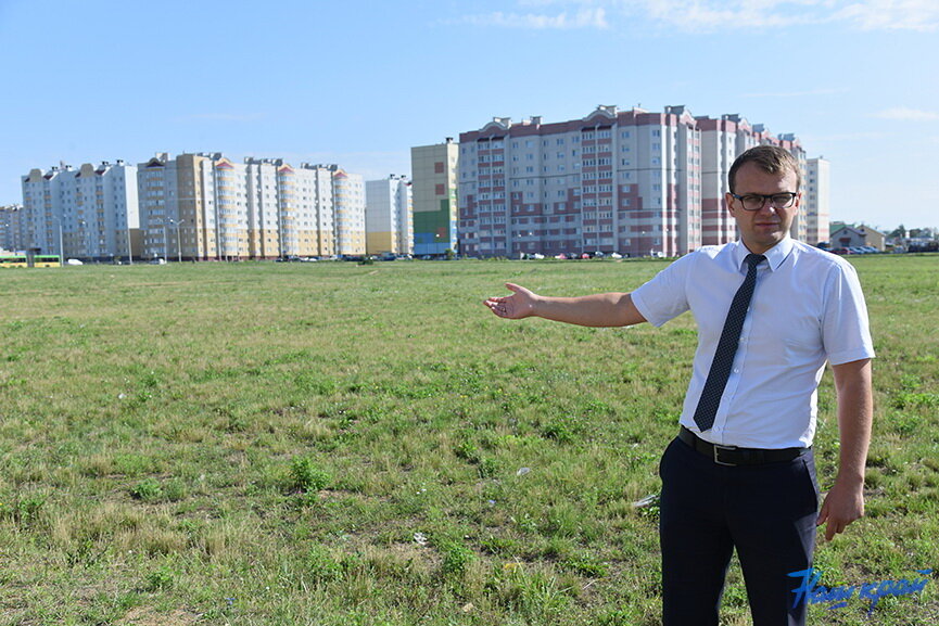 Главный архитектор города Виталий Полуянчик показывает, где будет школа