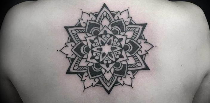 Татуировка мандала на спине