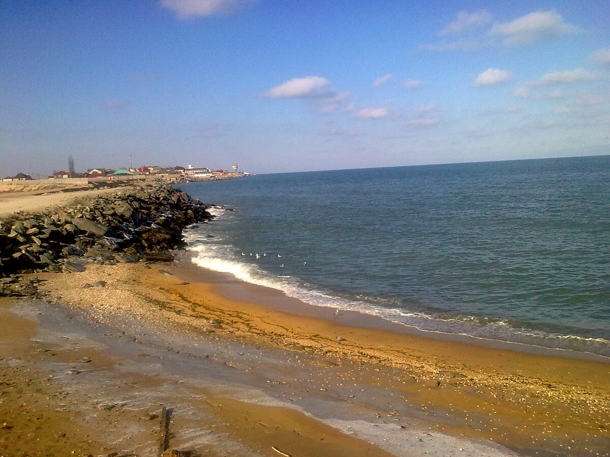 Какое море в дагестане название. Каспийское море Махачкала пляж. Махачкала берег Каспийского моря. Каспийское море пляж Избербаш. Дагестан Избербаш море.