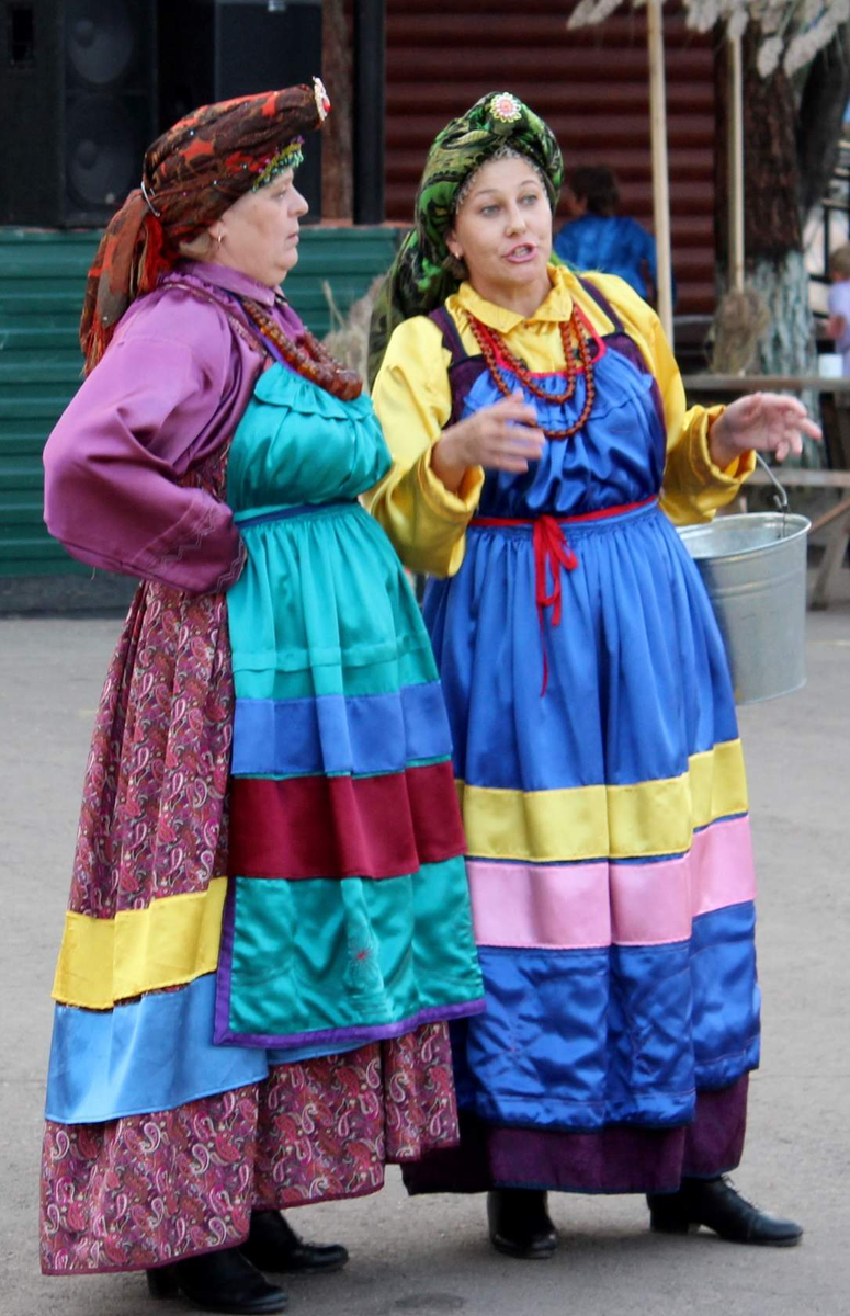 Оденет сарафаны свои старинные, сразу осанка выпрямляется и женщина становится выше и прекраснее...