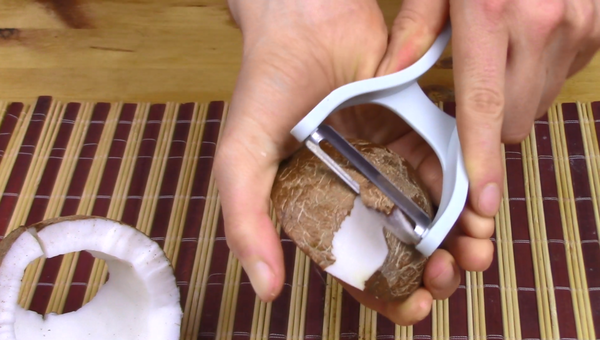 Как сделать из одного кокоса кокосовое молоко и много кокосовой стружки