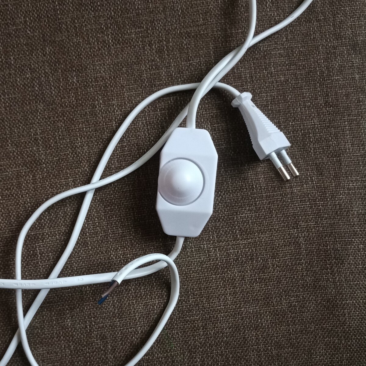 Диммер на проводе выдерживает нагрузку до 1300 Вт. 