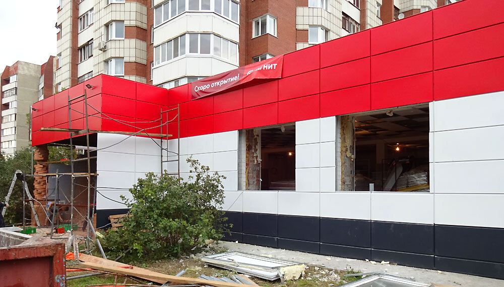 Фасад уже смонтировали, внутри всё разгромлено.