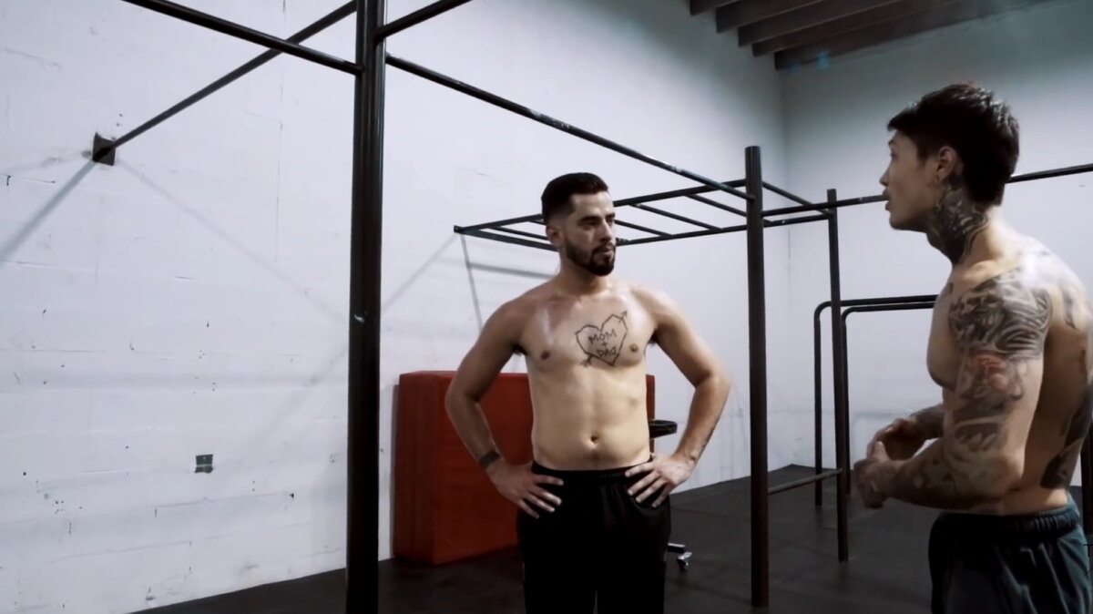 Взято с официального канала THENX.      (Он только начинает тренироваться) 