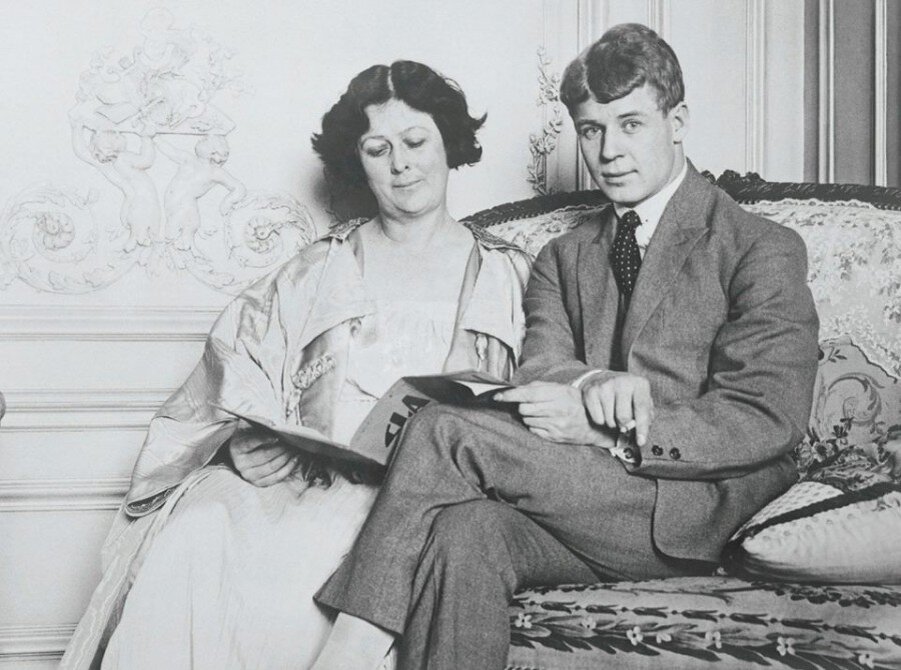 Сергей Есенин и Айседора Дункан познакомились осенью 1921 года на вечере у модного художника Жоржа Якулова. Поэту на тот момент было 26 лет, а знаменитой в Европе танцовщице - 44 года.