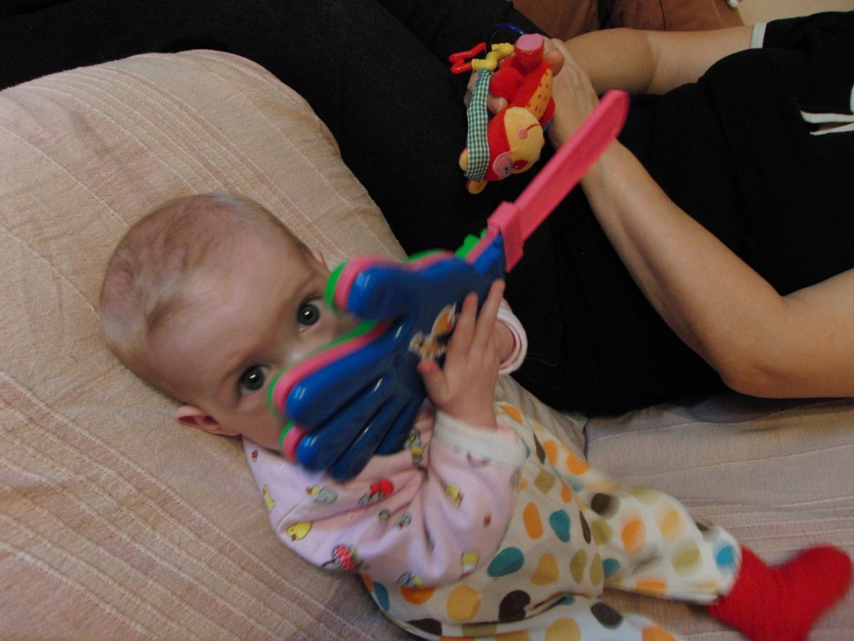 28.01.2013 Тася и лапа. Такая лапка, только маленькая, с детскую ручку, была у нашего кардиолога. Таська пришла в восторг! Папа нашел и купил Тасе большую лапу. ))