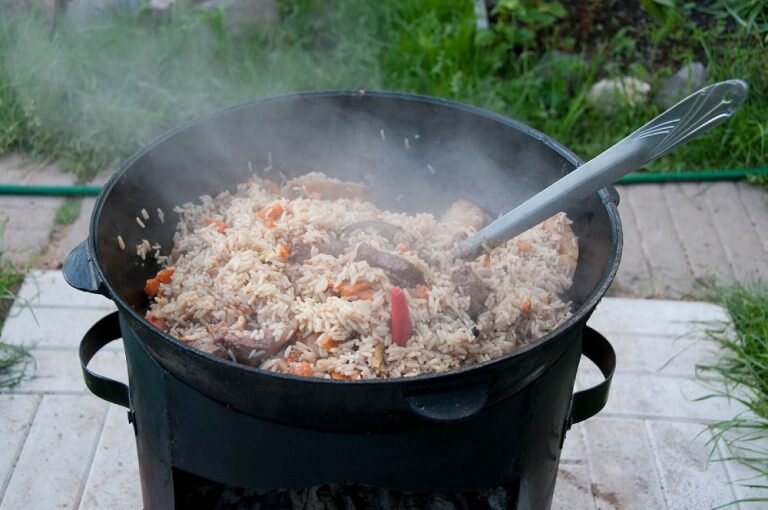 Узбекский казан должен иметь толстые стенки.