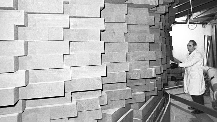 Графитовая кладка первого в Евразии ядерного реактора Ф-1, запущенного академиком Игорем Курчатовым в декабре 1946 года. 1971 год. Фото: ТАСС/Олег Кузьмин