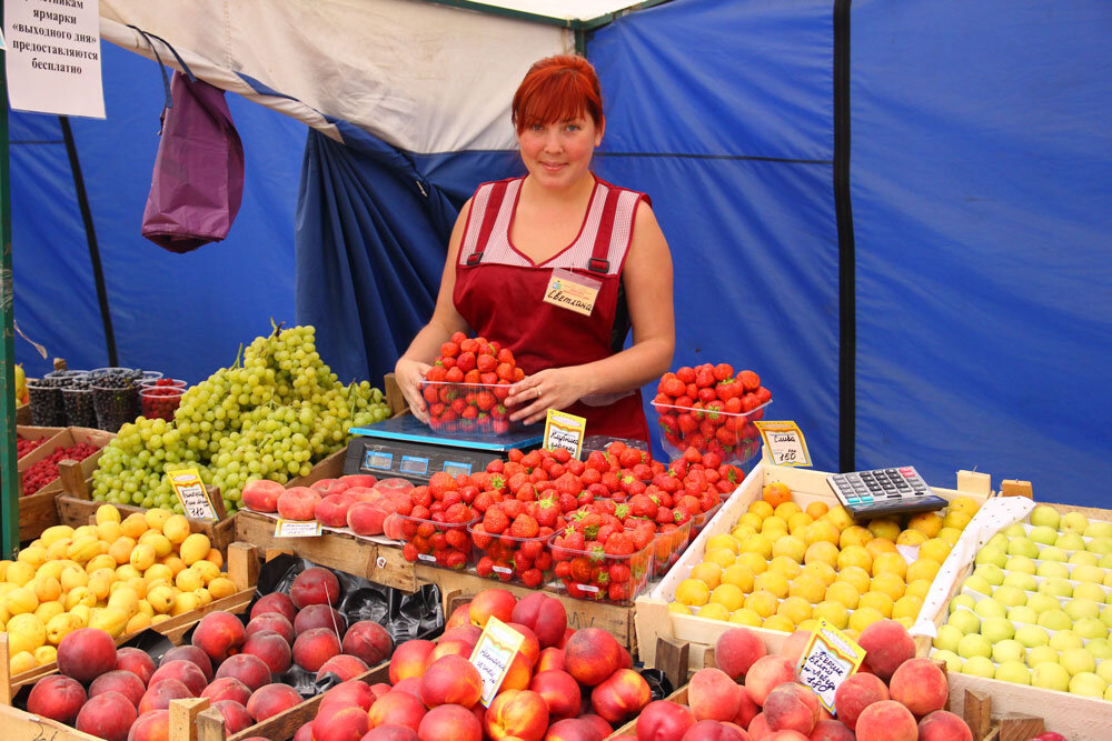 Продает овощи