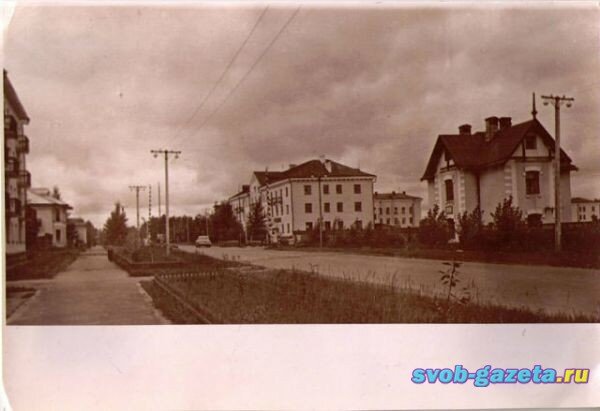 Улица Ленина. На фото видны дома № 34 и 38. Примерно 70-е года. Источник: http://svob-gazeta.ru